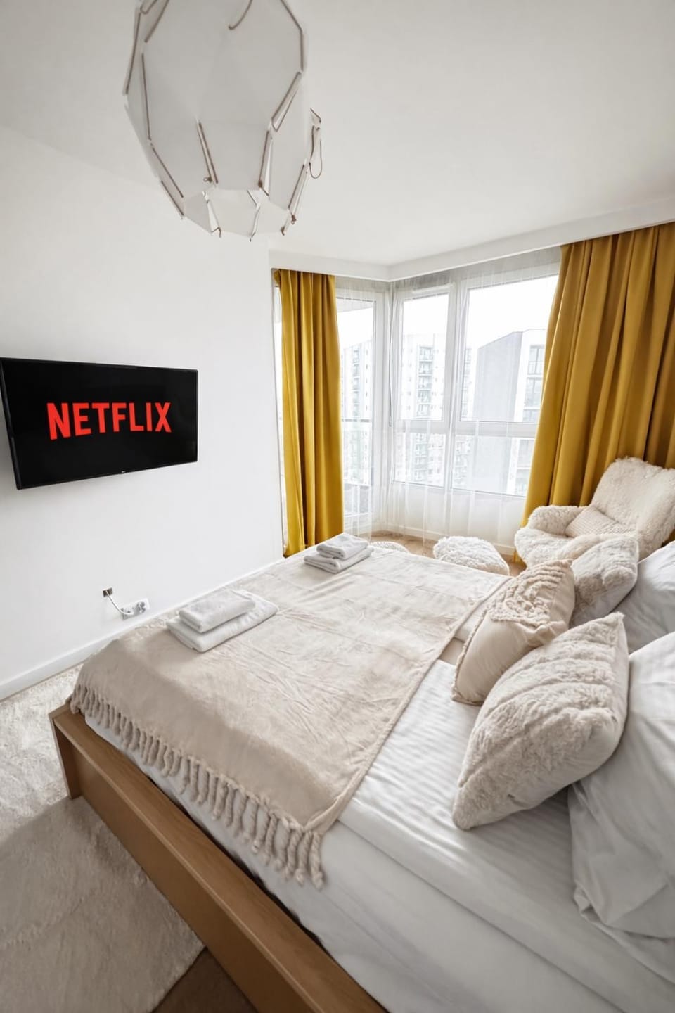 Bed, TV and multimedia, Photo of the whole room, Bedroom, towels