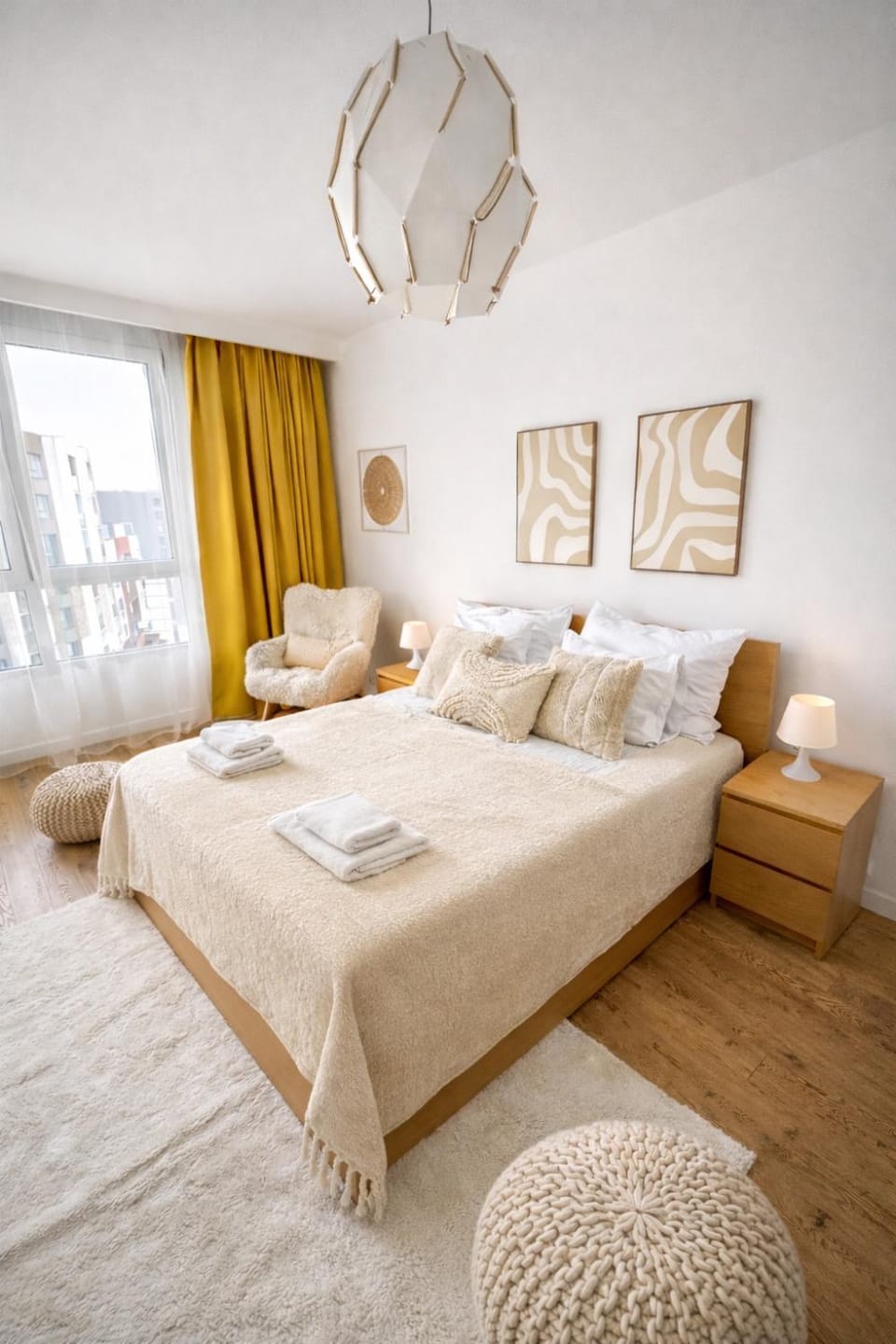 Bed, Photo of the whole room, Seating area, Bedroom, towels