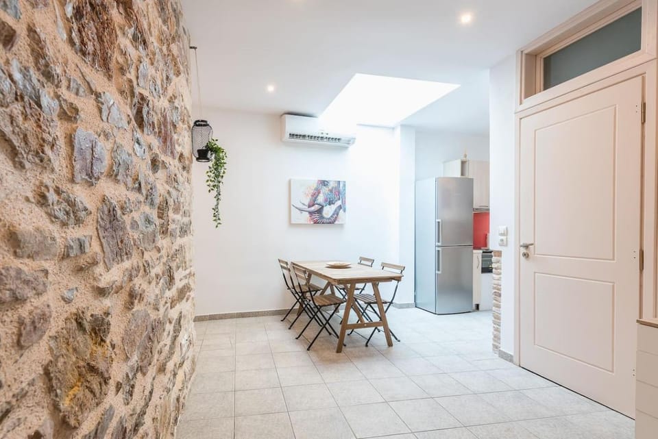 Kitchen or kitchenette, Dining area, air conditioner