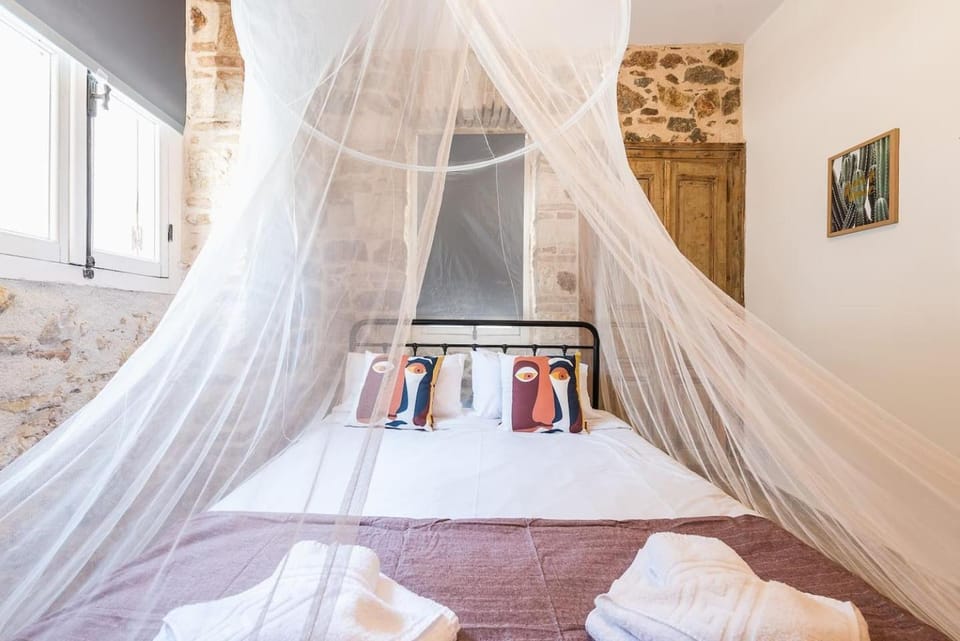 Bed, Bedroom, towels