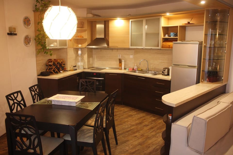 Kitchen or kitchenette, Dining area