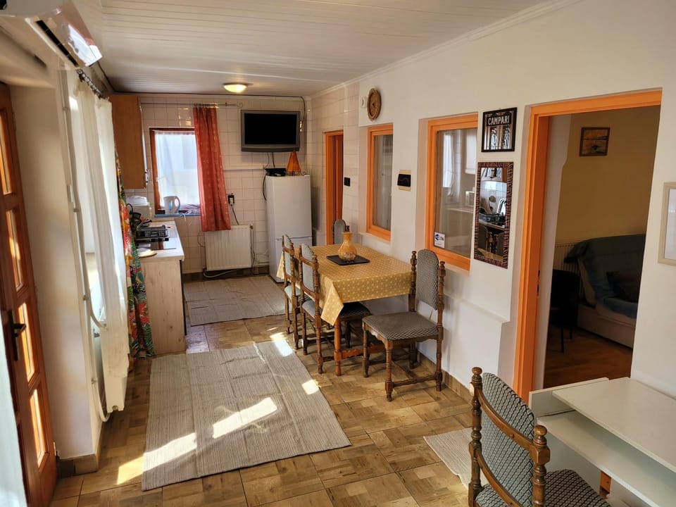 Communal lounge/ TV room, TV and multimedia, Kitchen or kitchenette, Dining area, air conditioner