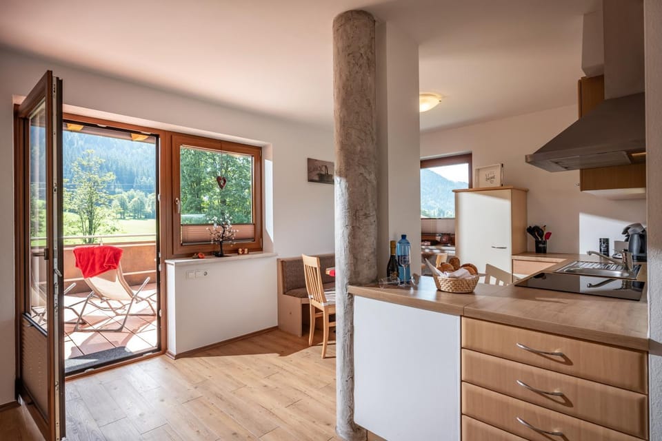 Coffee/tea facilities, Balcony/Terrace, Kitchen or kitchenette, Seating area, Dining area, oven, stove