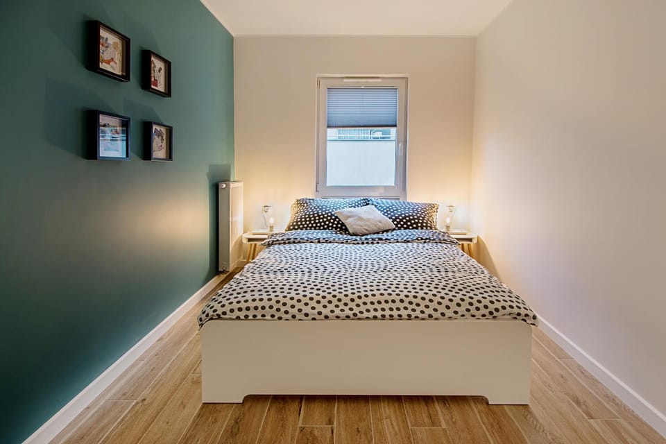 Bed, Photo of the whole room, Seating area, Bedroom
