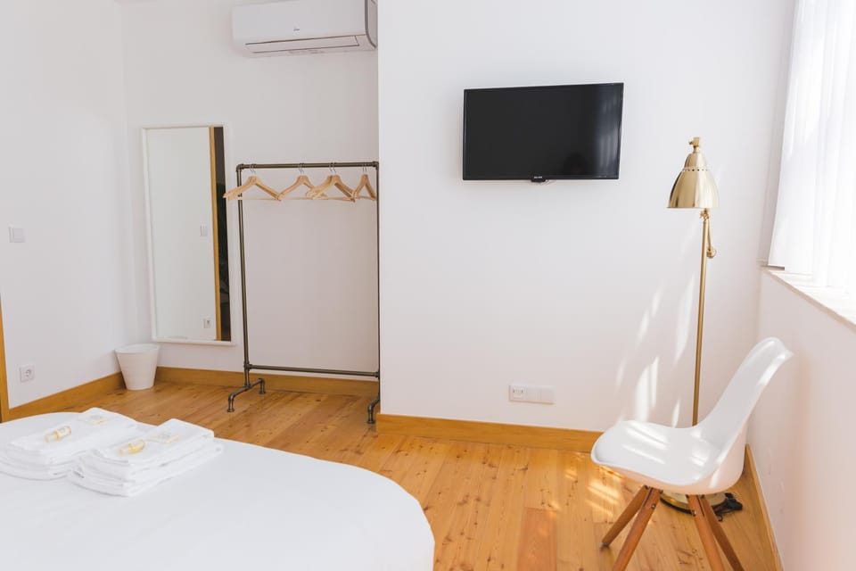 Bed, TV and multimedia, Photo of the whole room, Bedroom