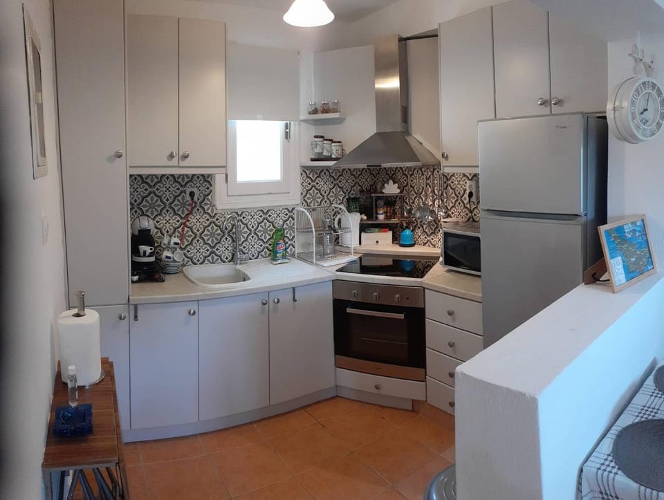 Kitchen or kitchenette, pet friendly, stove, toaster