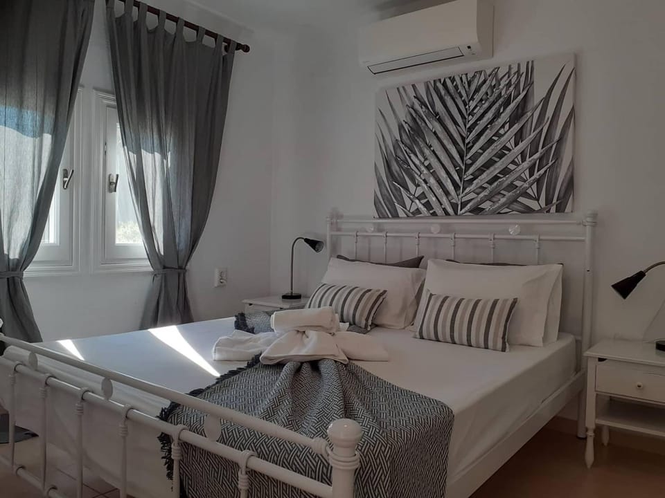 Photo of the whole room, Bedroom, air conditioner