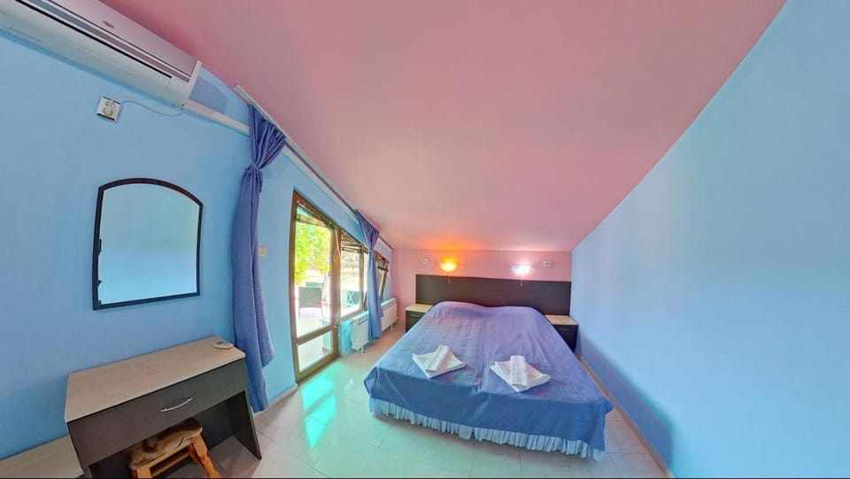 Bed, Bedroom, towels
