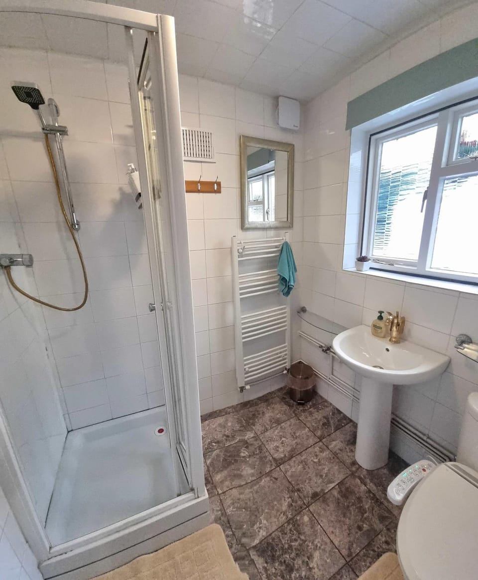 Canterbury within the city wall - Sleeps 7 - Pet-Friendly with Garden House in Canterbury