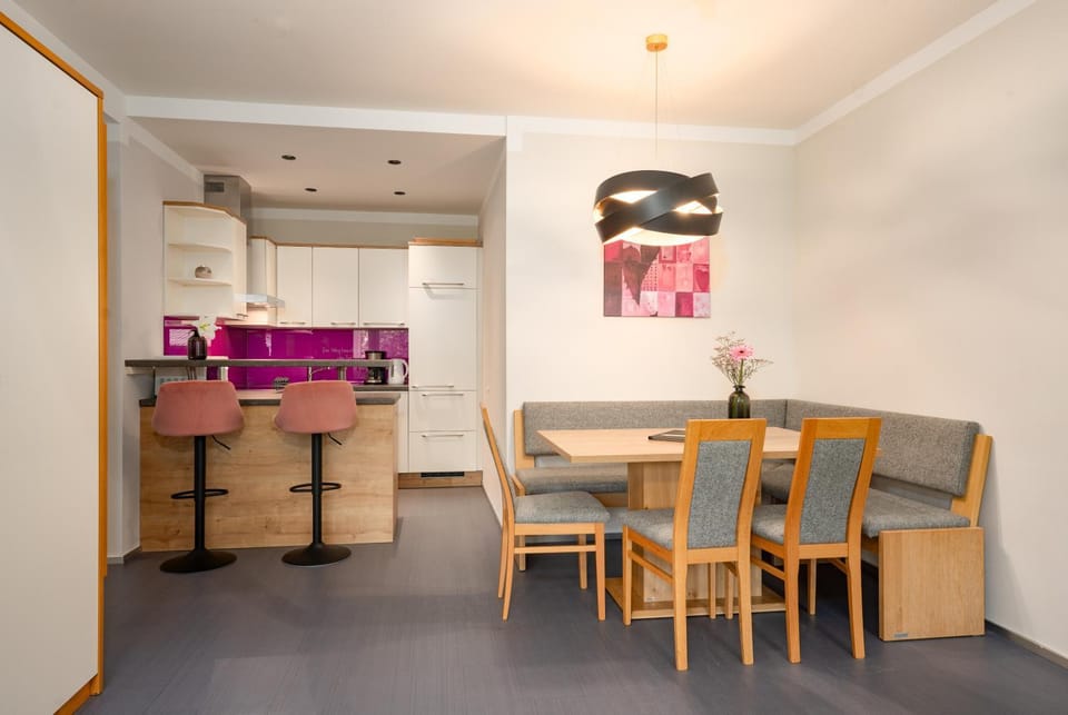 Kitchen or kitchenette, Living room, Seating area, Dining area