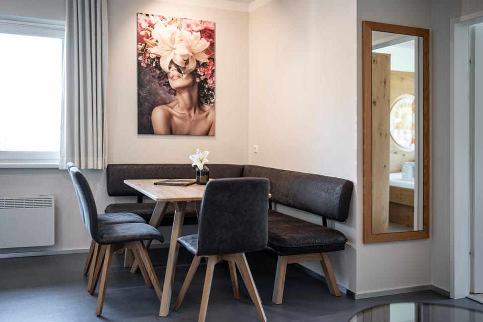 Living room, Seating area, Dining area