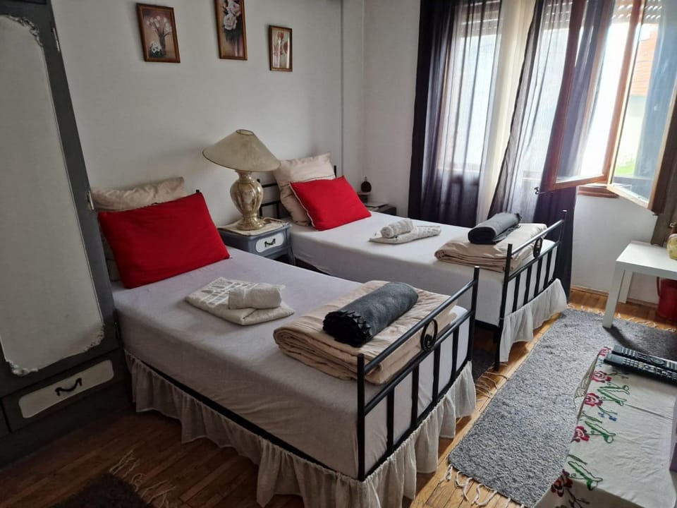 Bedroom, towels