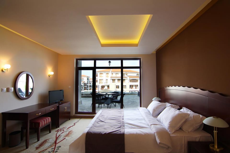 Bed, TV and multimedia, Seating area