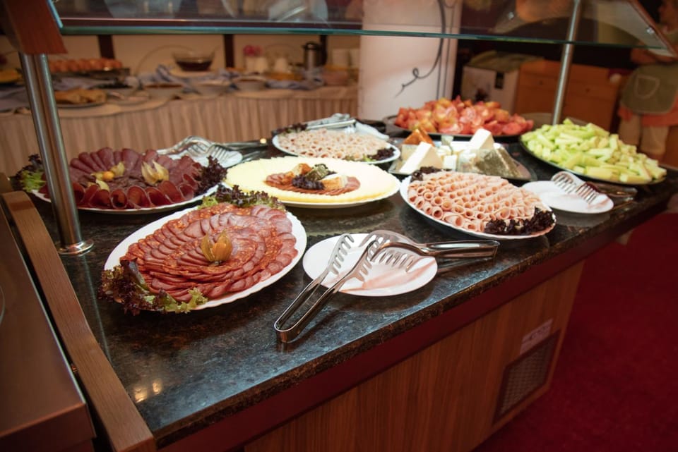 Restaurant/places to eat, Food and drinks, On site, Buffet breakfast