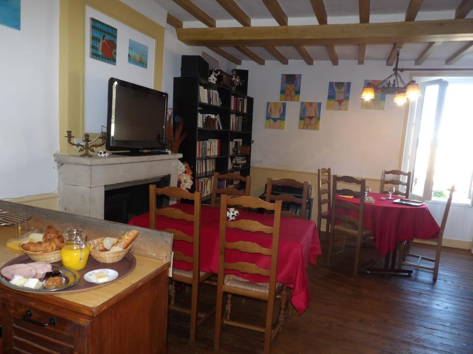 Restaurant/places to eat, Living room