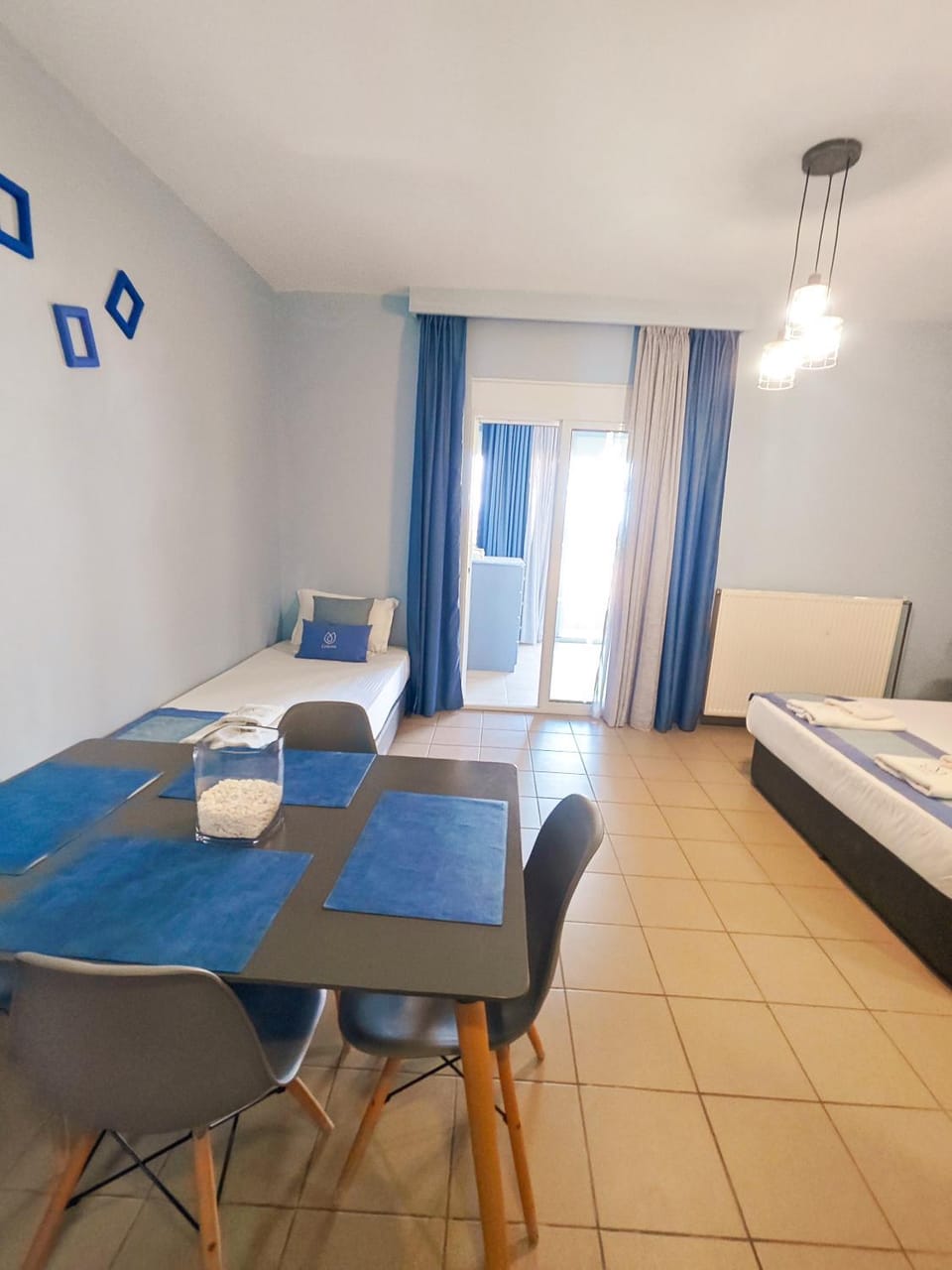 Bed, Dining area