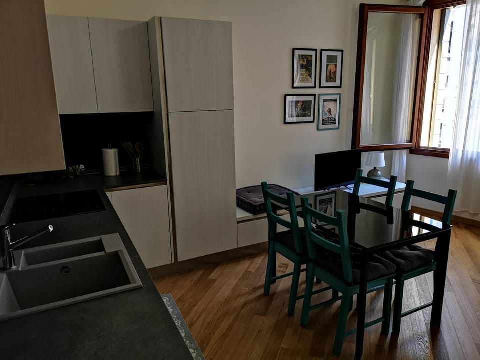 TV and multimedia, Living room, Seating area, Dining area