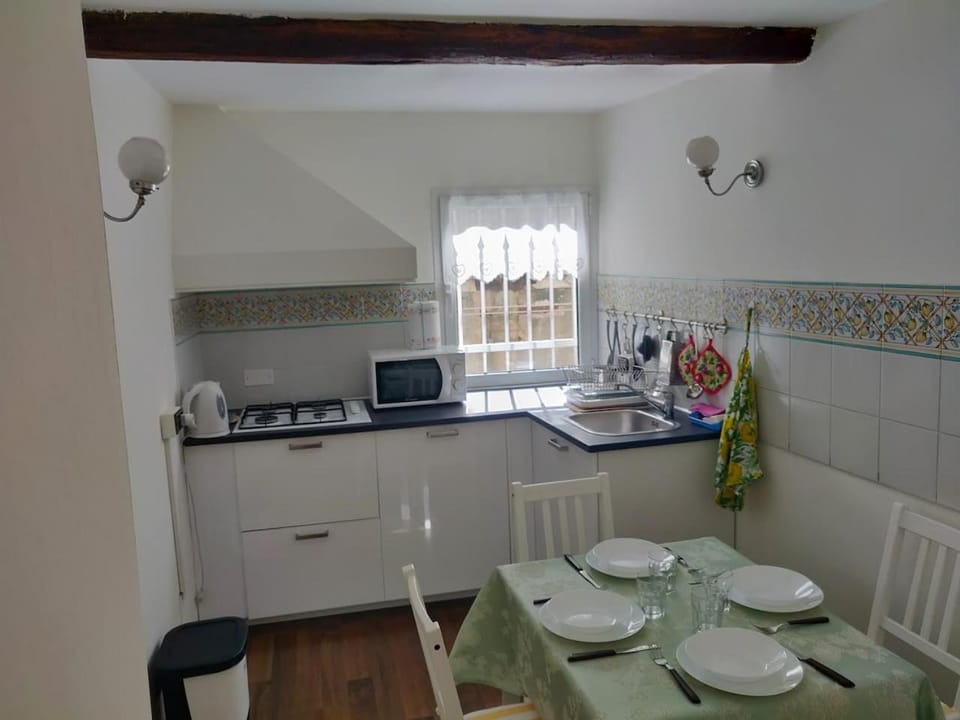 Kitchen or kitchenette, Dining area, minibar, stove