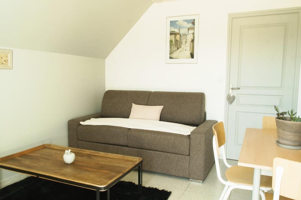 Bed, Seating area, Bedroom