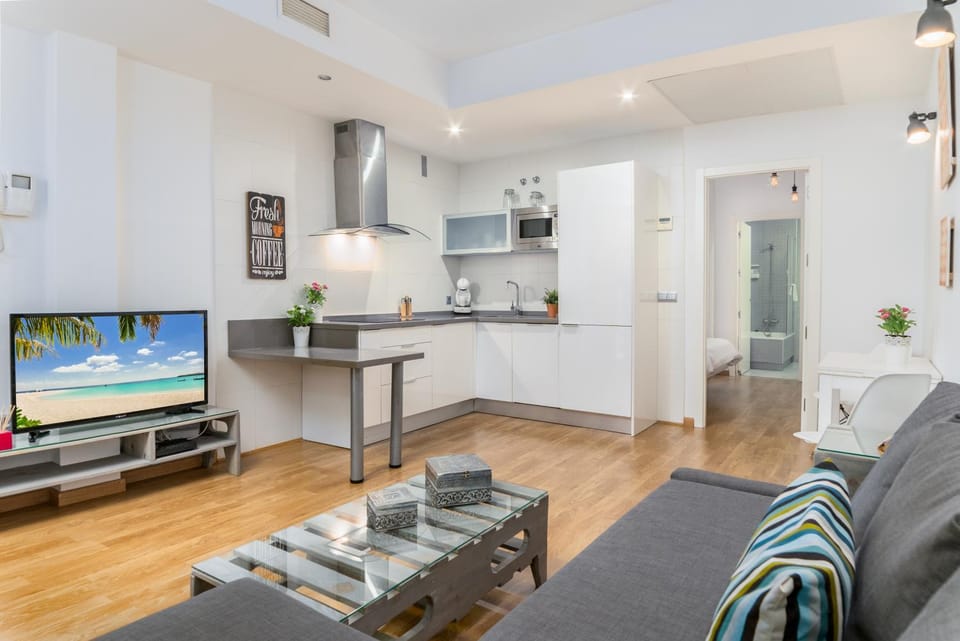 Communal lounge/ TV room, TV and multimedia, Kitchen or kitchenette, Living room, Seating area, Dining area, minibar, stove