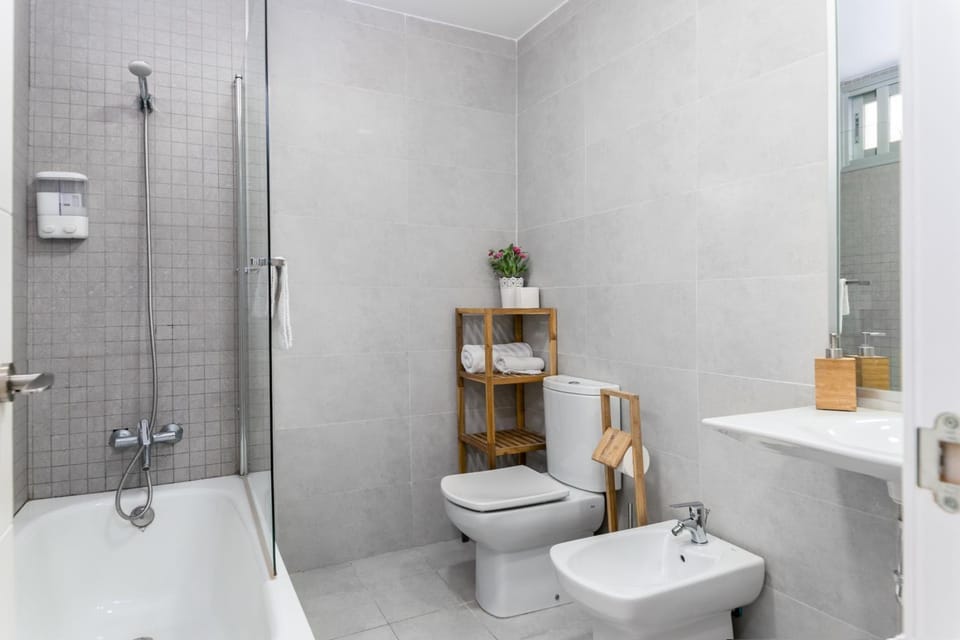 Shower, Toilet, Bathroom, Bath, bidet, towels