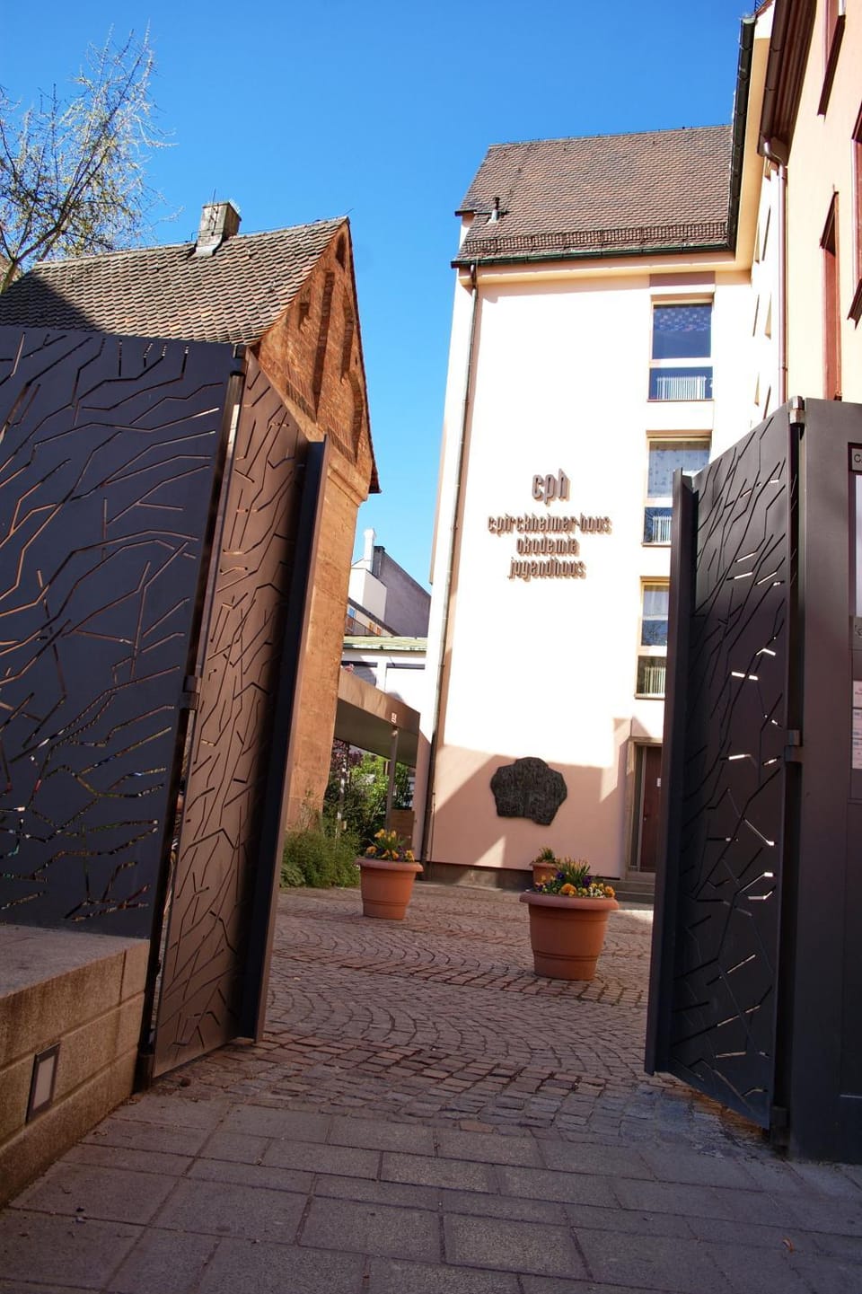 Property building, Facade/entrance, Street view, Area and facilities