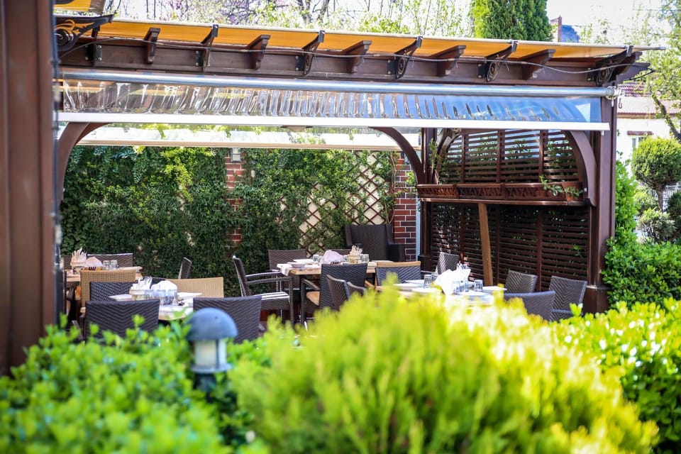 Restaurant/places to eat, Garden, Balcony/Terrace