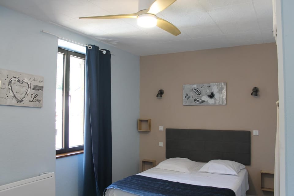 Property building, Bed, Photo of the whole room, Bedroom