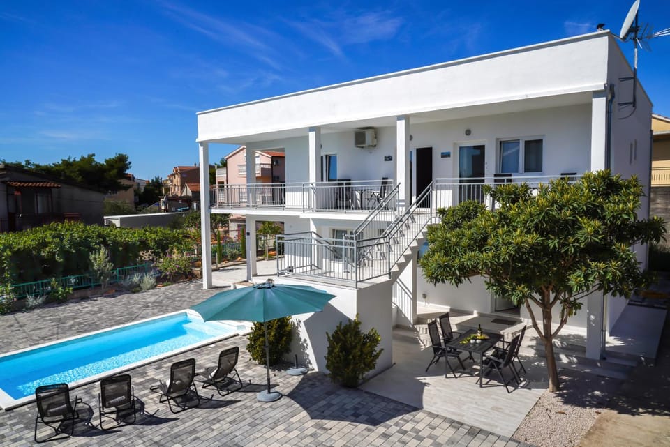 Property building, View (from property/room), Balcony/Terrace, On site, Pool view, Swimming pool, Swimming pool, sunbed