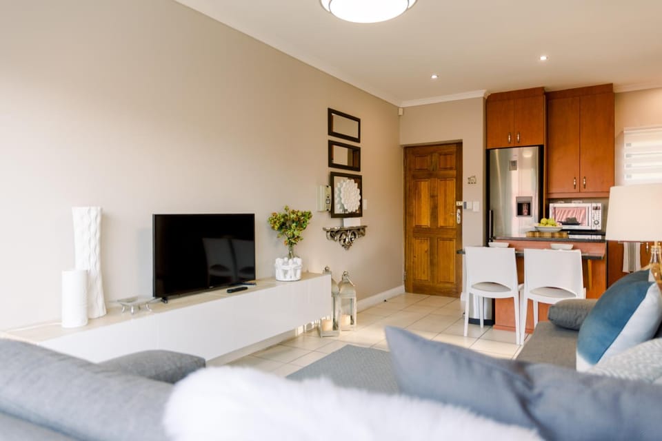 Day, TV and multimedia, Kitchen or kitchenette, Living room, Seating area, Dining area