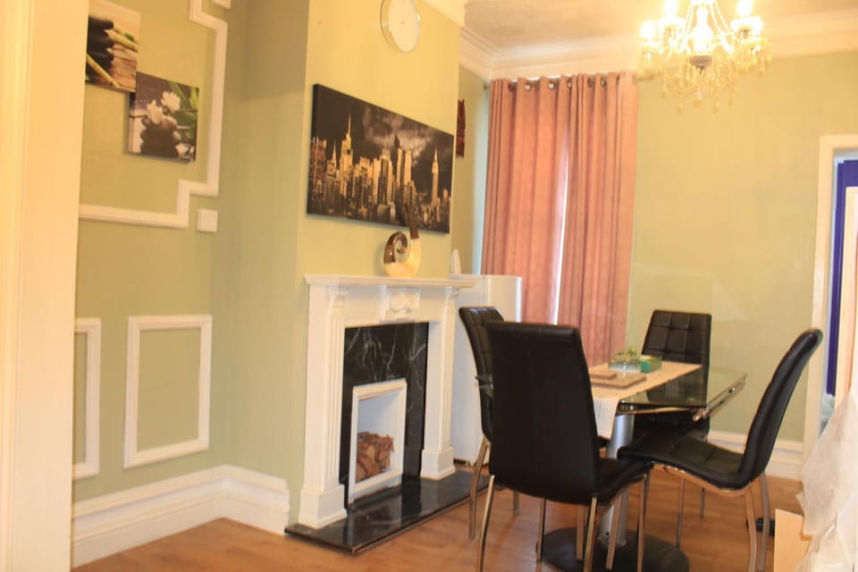 Grays Rest Over, with free parking House in Grays