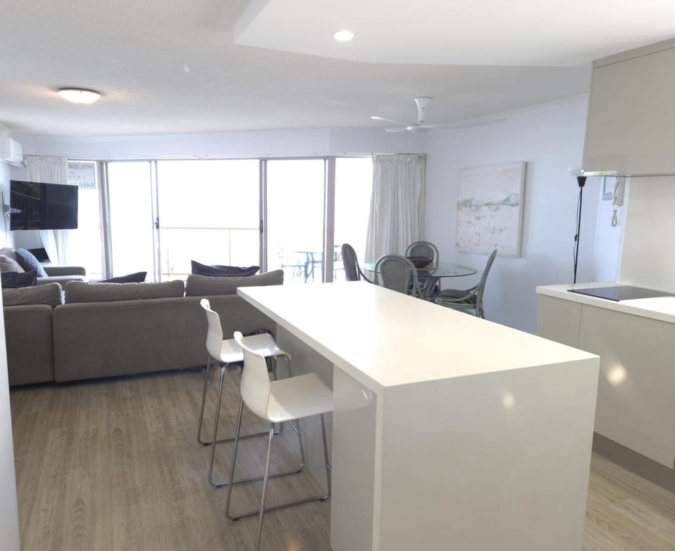 TV and multimedia, Seating area, Dining area