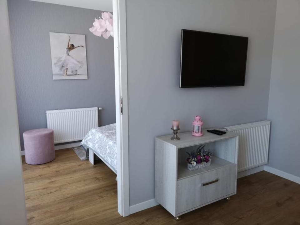 TV and multimedia, Living room, Photo of the whole room, Seating area, Bedroom, hair dresser, internet, locker
