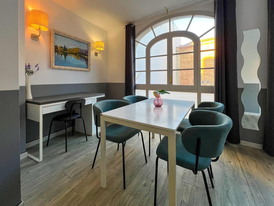 Seating area, Dining area, Street view