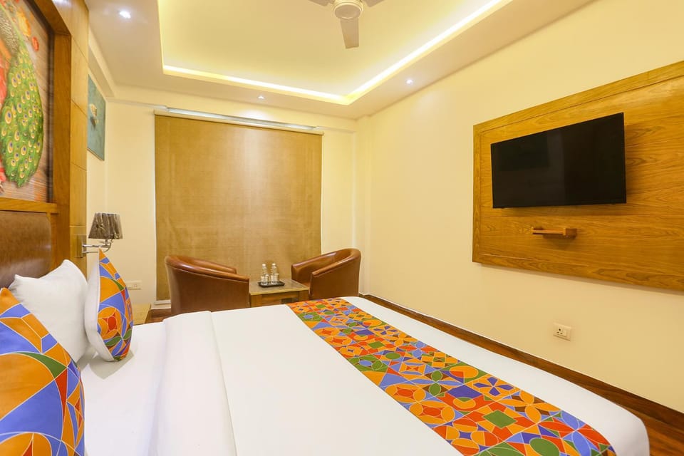Bed, TV and multimedia, Seating area, Bedroom