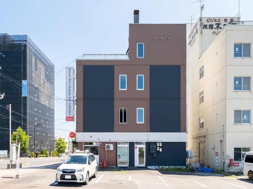 Property building, Day, Neighbourhood, Street view, Location, Parking