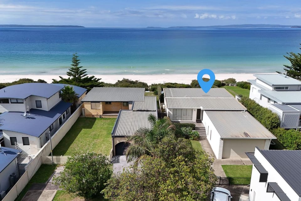Azure Absolute Beachfront I Pet Friendly House in Callala Bay