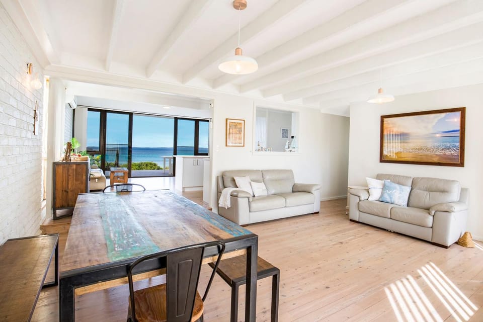 Azure Absolute Beachfront I Pet Friendly House in Callala Bay