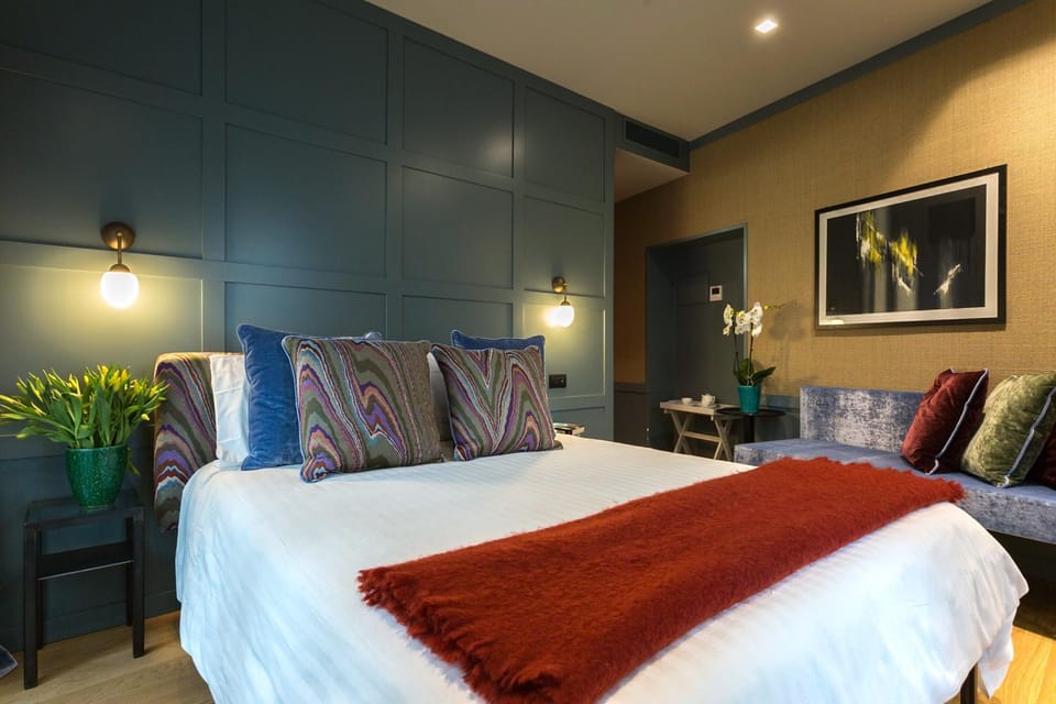 Bed, Photo of the whole room, Seating area, Bedroom