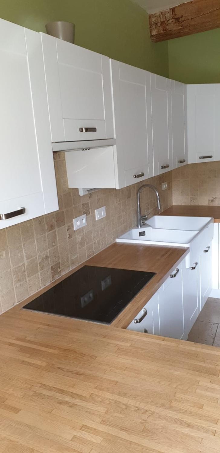 Charmant duplex 8 couchages 75 m2, terrasse 12 m2 dans village typique héraultais Apartment in Pézenas
