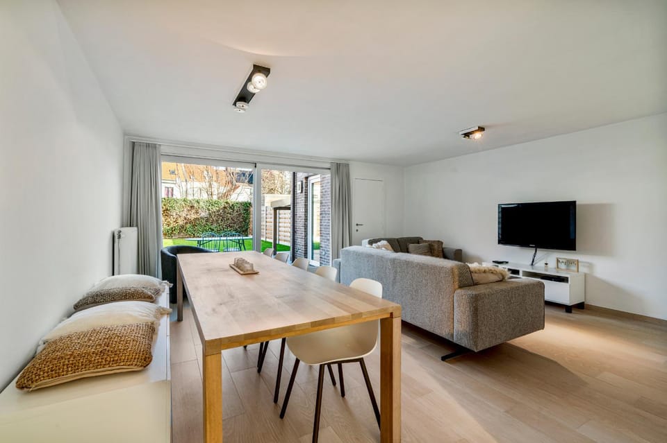 Garden, TV and multimedia, Living room, Seating area, Dining area