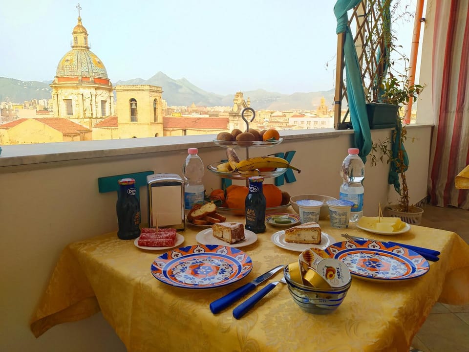 Natural landscape, Coffee/tea facilities, Balcony/Terrace, Food and drinks, Food, City view, Landmark view, Mountain view, Breakfast, Continental breakfast