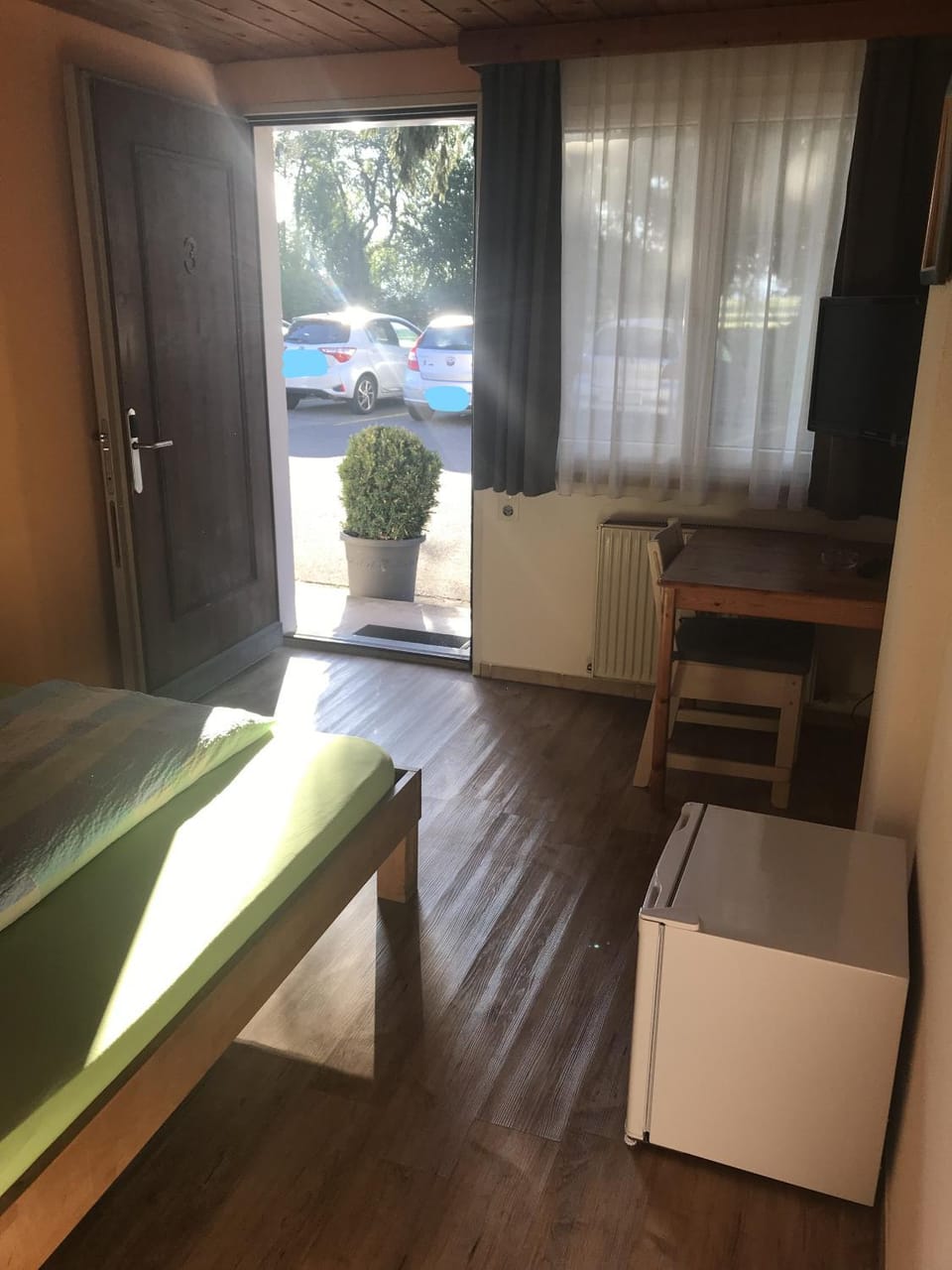 Toilet, Bed, TV and multimedia, Seating area