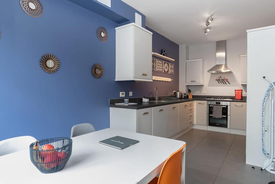 Kitchen or kitchenette, Dining area, Communal kitchen