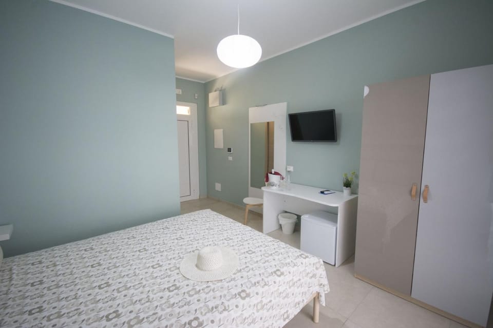 TV and multimedia, Photo of the whole room, Bedroom