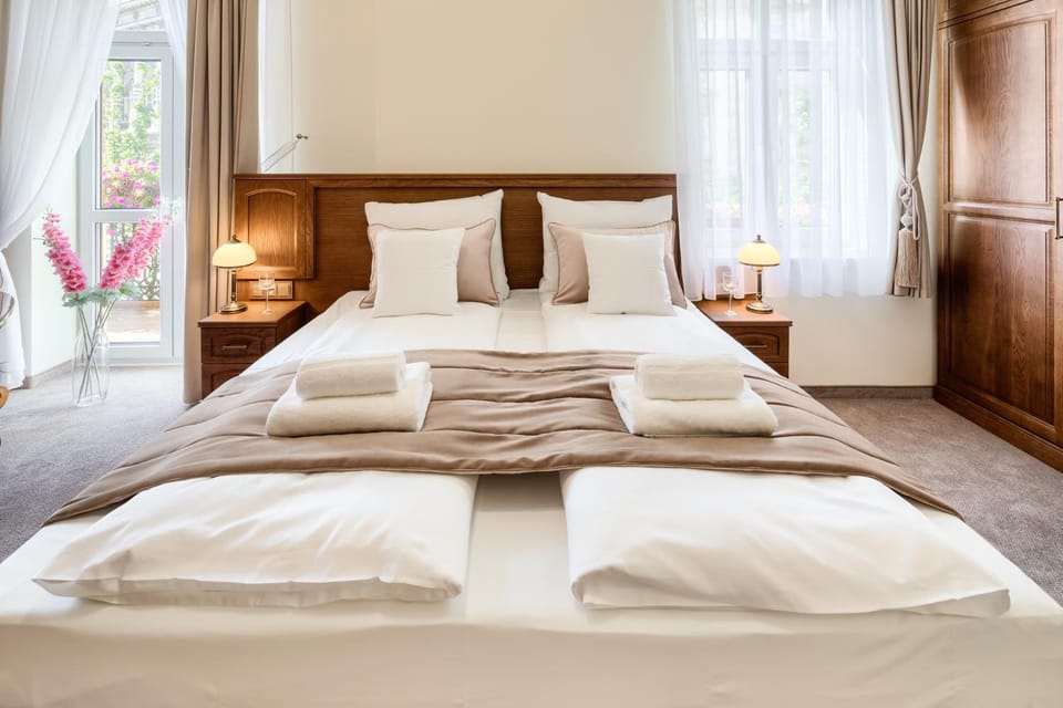 Bed, Balcony/Terrace, Photo of the whole room, Bedroom