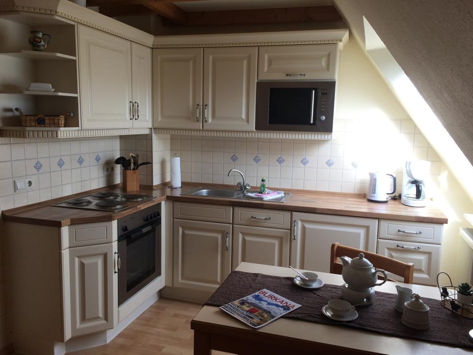 Kitchen or kitchenette, Seating area