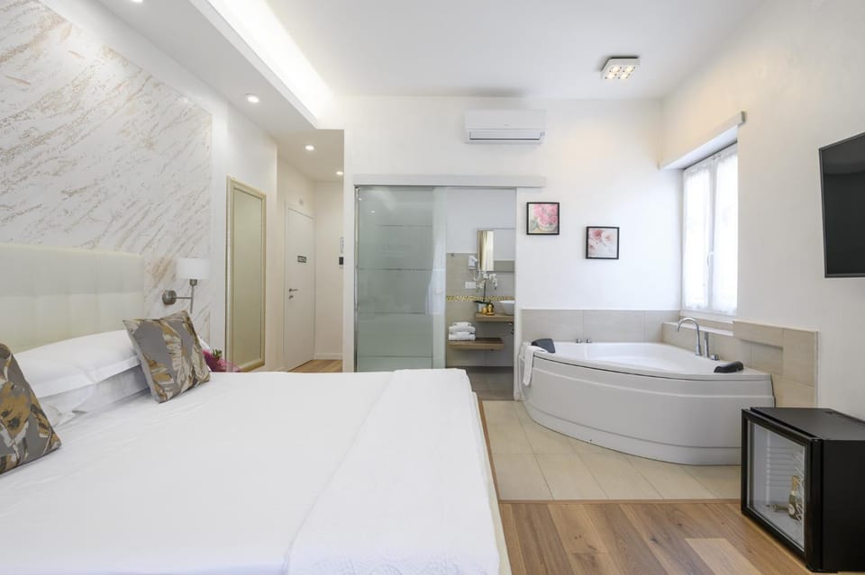 Hot Tub, Photo of the whole room