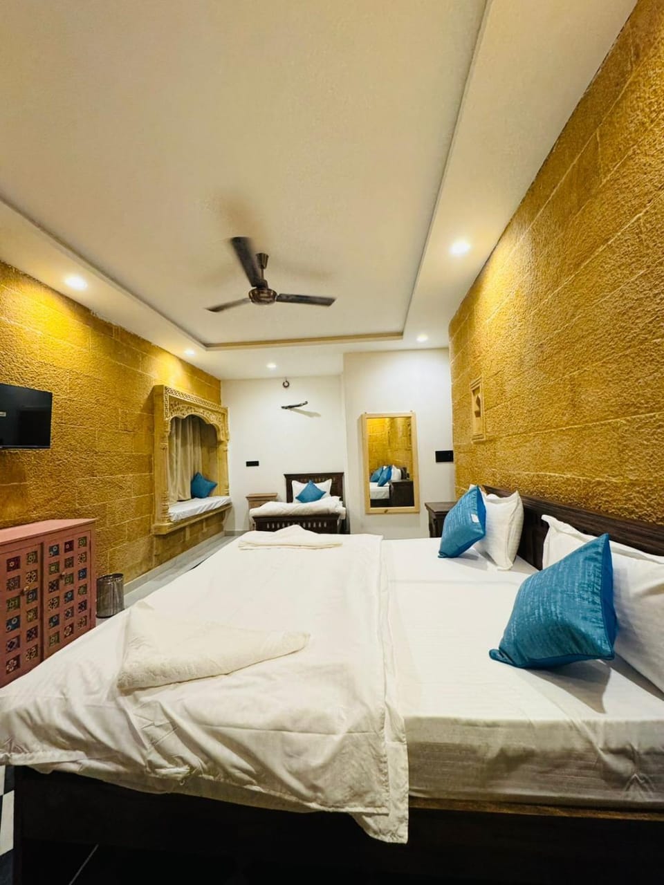 Bed, TV and multimedia, Bedroom