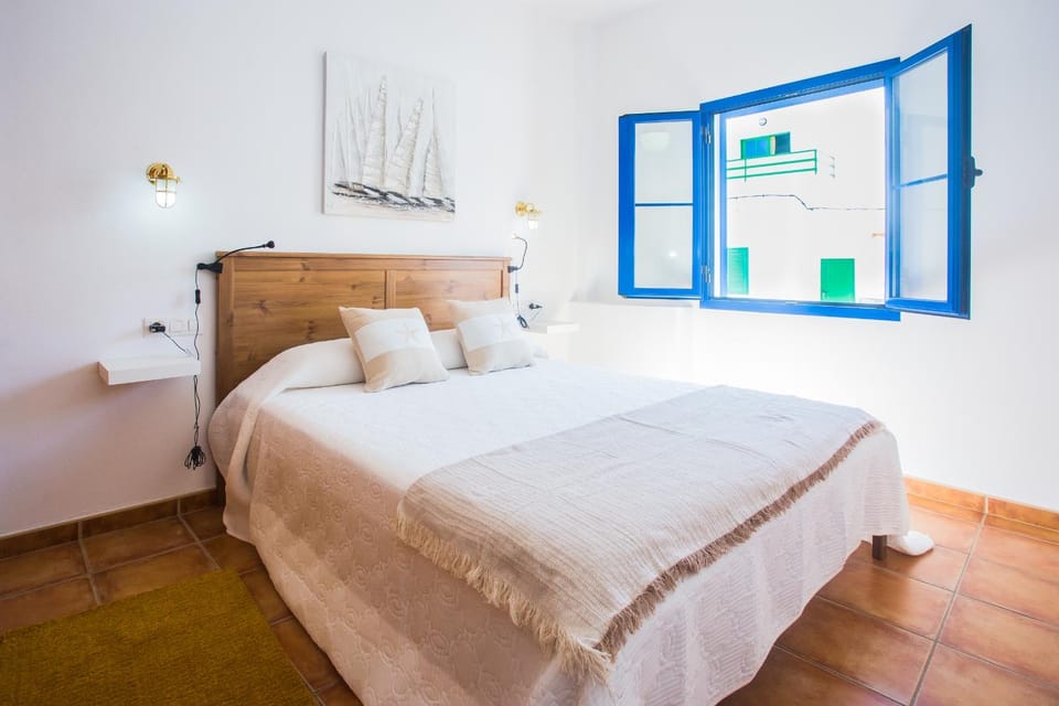 Photo of the whole room, Bedroom